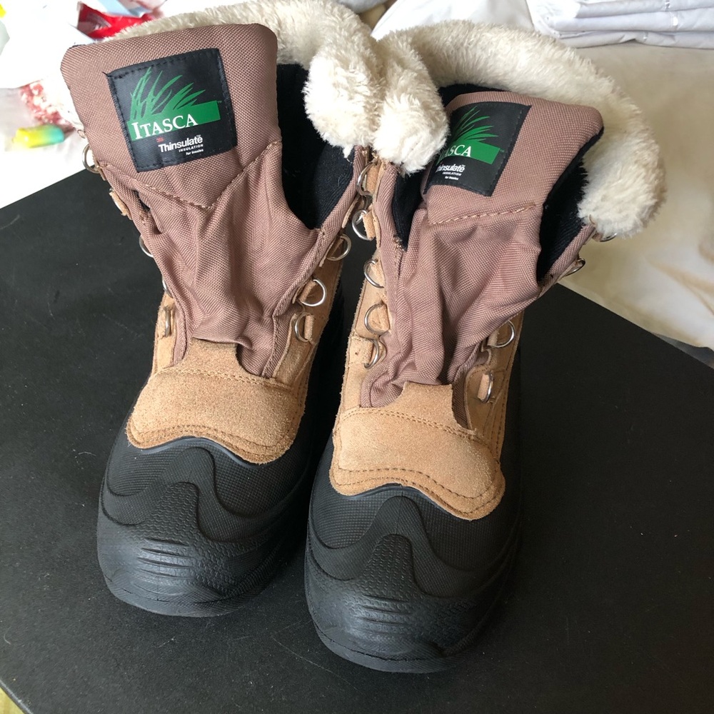 ITASCA ‘THINSULATE’ WINTER/HIKING BOOTS, Men’s size 9  NEW CONDITION!